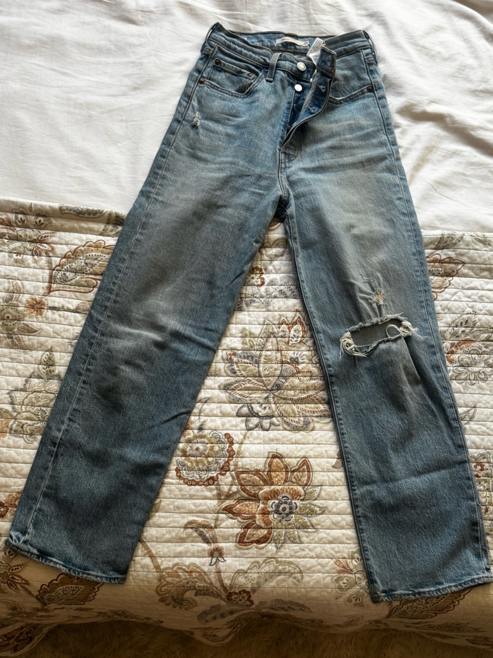 Levi’s Ribcage Straight Distressed Jean, 27 waist, 29 length.
